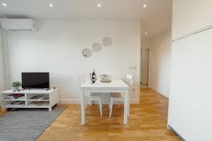 Downtown Stylish Apartment With Garage by Vacationy