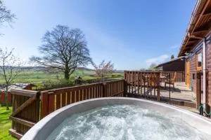 Douglas Fir Lodge with Hot tub - Luthrie