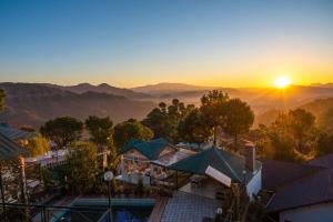 Villa Mountain Crest Kasauli with Treehouse , Sundeck & Breakfast