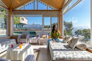 Villa Mountain Crest Kasauli with Treehouse , Sundeck & Breakfast
