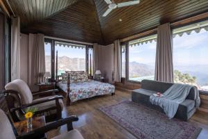 Villa Mountain Crest Kasauli with Treehouse , Sundeck & Breakfast