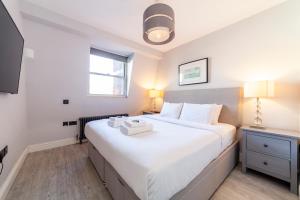 Perfect location & spacious Kensington flat