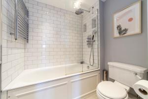 Perfect location & spacious Kensington flat