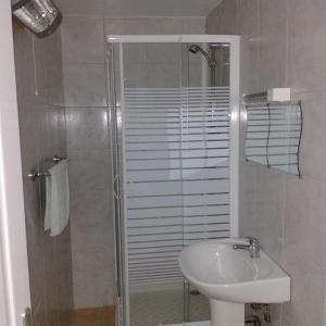 Hotels Hotel du Centre : Chambre Double avec Salle de Bains Privative