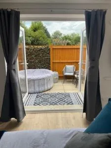 Stylish 1 bedroom studio outdoor area and hot tub - Iford