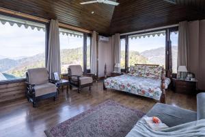 Villa Mountain Crest Kasauli with Treehouse , Sundeck & Breakfast