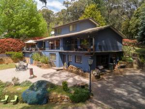 Sweeping views of Hanging Rock and Cobaw Ranges