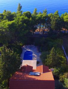 Villa Zlatni Rat - stunning location 5m from the sea 150m from resort centre