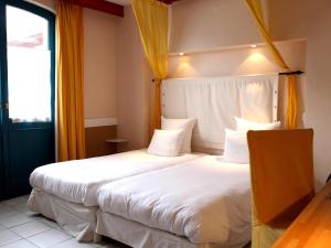 Hotels Logis Hotel Les Pages : Chambre Lits Jumeaux