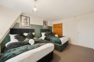 20 percent off! Stylish Abode with Games Room - Sleeps 13 - Whitchurch