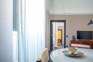 Zimmer mit Kingsize-Bett und Meerblick