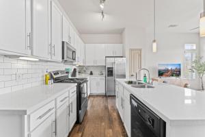 Spacious 2BR King Bed Suites Close to Downtown and Airport