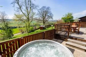 Mountain Ash Lodge with Hot Tub - Newburgh