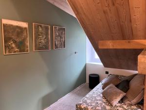 B&B / Chambres d'hotes Sous les toits, by Refuges en ville : photos des chambres