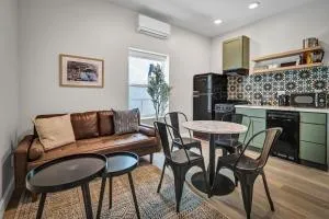 Two Bedroom - King in Master Heart of Downtown Vista - فيستا