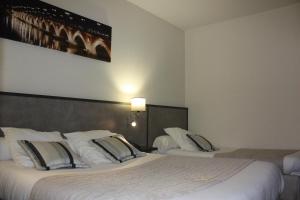 Hotels Logis Hotel Restaurant La Citadelle : Chambre Triple - Vue sur La Place d'Armes