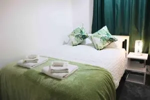 Unique 3 Bedroom House FREE WiFI & Parking - Knowsthorpe