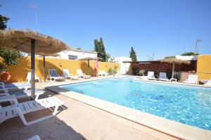 Estudios con piscina compartida en Conil.