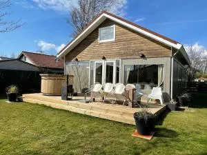Familiewoning met jacuzzi nabij bij strand, 10 pers - Breezand