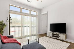 The Isabella: Riverwalk Loft