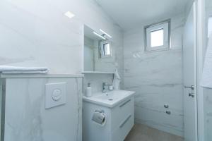 Apartments by the sea Brela, Makarska - 20778