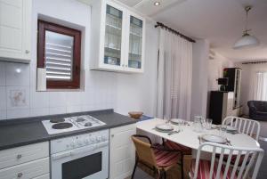 Apartments with parking space Promajna, Makarska - 20785