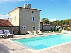 Gîte de charme avec piscine chauffée, jardin privatif et équipements bébés, à 15 min d’Angoulême - FR-1-653-16 - Vars