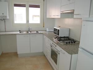 Apartamento renovado, céntrico y luminoso a 100m de la playa del Puerto, Llançà - ES-228-37
