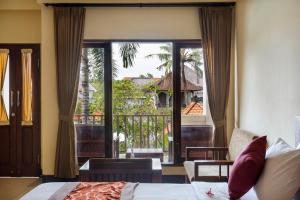 Phòng Deluxe Giường đôi Nhìn ra Hồ bơi (Deluxe Double with Pool View)