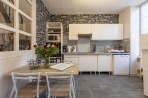 Appartements LaConciergerieJonzac, Maison Cote Vintage avec jardin : photos des chambres