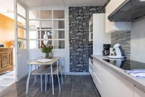 Appartements LaConciergerieJonzac, Maison Cote Vintage avec jardin : photos des chambres