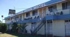Three Moon Motel - Monto