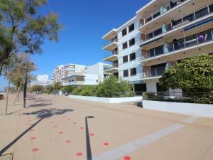 Apartamento renovado a 20m de la playa en Roses con terraza y parking - ES-228-124