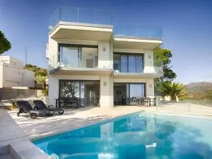 MYFENOLLEDA B - Preciosa casa en Grifeu con piscina compartida y parking - ES-228-126 - Colera