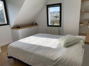 Maisons de vacances Maison lumineuse en pleine nature, 800 m de la mer, proche plage, jardin, WiFi, tout equipe. - FR-1-418-229 : photos des chambres