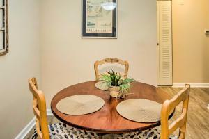 Bright St Simons Island Condo with Shared Pool!