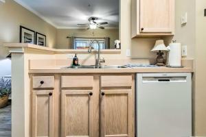 Bright St Simons Island Condo with Shared Pool!