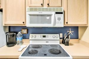 Bright St Simons Island Condo with Shared Pool!