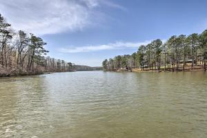 Cozy Studio Cabin in Tallassee with Water View!