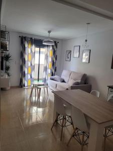 Elegante piso con terraza, garaje, piscina y AC