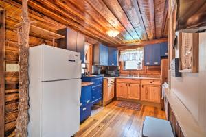 Cozy Tennessee Cabin Rental - 1 Mi to Lake