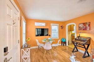 7 Mi to Downtown Long Beach Bungalow with Patio!