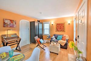 7 Mi to Downtown Long Beach Bungalow with Patio!