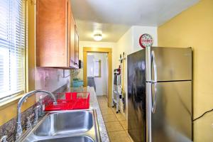 7 Mi to Downtown Long Beach Bungalow with Patio!