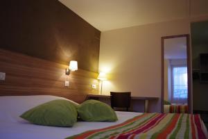 Hotels Logis Hotel Le Chene Vert : photos des chambres