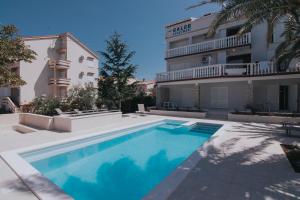 Seagull Pool Apartments & Studios 
