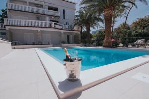 Seagull Pool Apartments & Studios 