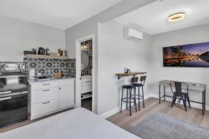 Vista Vacation Downtown Walkable Modern Escape