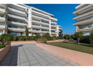 Appartement Studio Cabine à Fréjus, Piscine, Plage à 500m, Clim, Parking, Terrasse, 4 Couchages - FR-1-226A-110