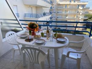 Appartement Studio Cabine à Fréjus, Piscine, Plage à 500m, Clim, Parking, Terrasse, 4 Couchages - FR-1-226A-110